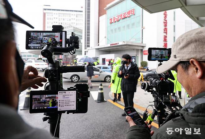 3일 오전 이재명 더불어민주당 대표가 입원하고 있는 서울 종로구 서울대병원 앞에서 유튜버들이 실시간 방송을 하고 있다. 이한결 기자 always@donga.com