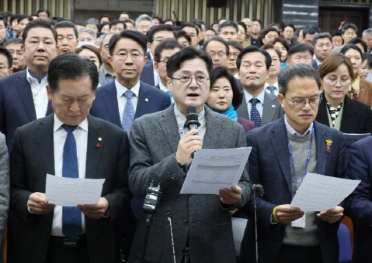 더불어민주당이 3일 국회에서 비상 의원총회를 열었다. 연합뉴스