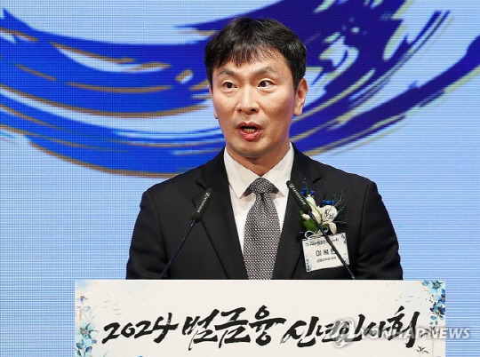 이복현 금융감독원장이 3일 오후 서울 중구 롯데호텔에서 열린 '2024 범금융신년인사회'에서 축사를 하고 있다. <사진=연합뉴스>