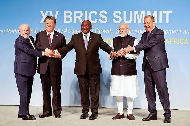 2023년 8월23일 브릭스(BRICs) 정상회의가 열린 남아프리카공화국 요하네스버그에서 루이스 이나시우 룰라 다시우바 브라질 대통령(왼쪽부터), 시진핑 중국 국가주석, 시릴 라마포사 남아공 대통령, 나렌드라 모디 인도 총리, 세르게이 라브로프 러시아 외교장관이 기념사진을 찍고 있다. 요하네스버그/로이터 연합뉴스