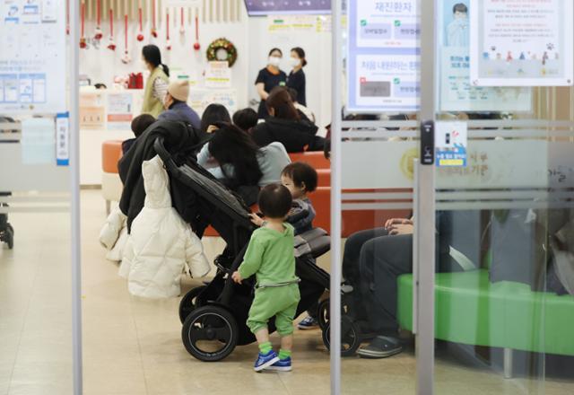 인플루엔자(독감)가 유행한 지난해 12월 서울의 한 소아과에서 어린이 환자와 보호자들이 대기하고 있다. 뉴스1