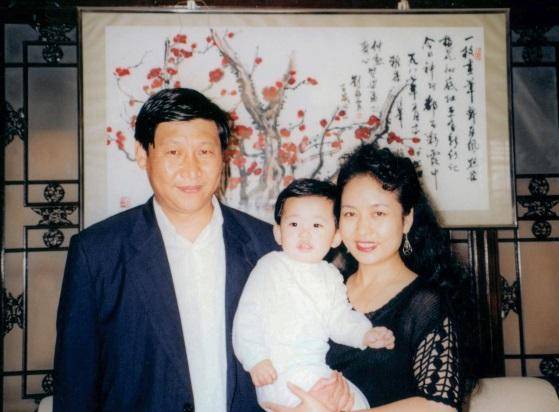 지난달 31일 시진핑(왼쪽) 중국 국가주석의 2024년 신년사 발표 당시 공개된 과거의 시 주석 가족사진. 어린 딸이 부인 펑리위안(오른쪽) 여사의 품에 안겨 있다. CCTV 캡처