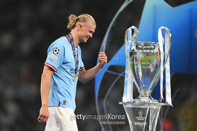 맨체스터 시티 엘링 홀란이 2022~23 UEFA 챔피언스리그 우승 이후 기뻐하고 있다. 사진=게티이미지