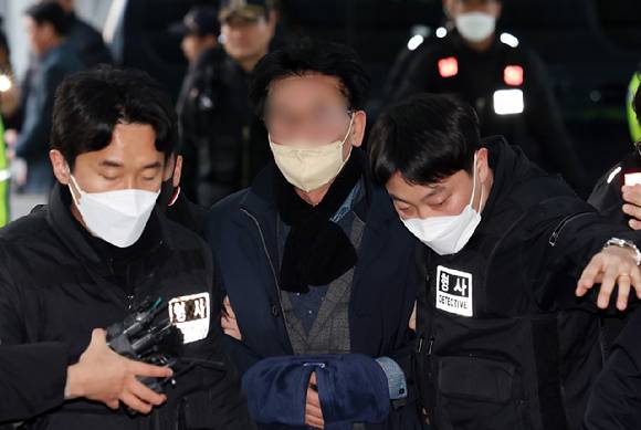 이재명 더불어민주당 대표에게 흉기를 휘두른 혐의로 체포된 60대 남성 A씨가 지난 2일 오후 부산 연제구 부산경찰청에 마련된 수사본부로 압송되고 있다. [사진=뉴시스]