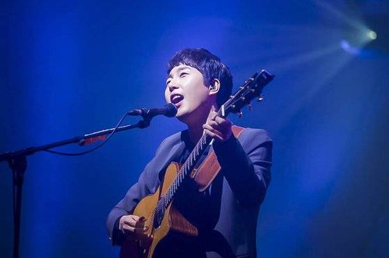 가수 장범준이 암표 거래가 횡행하자 공연 티켓 전석 취소라는 초강수를 뒀다. 사진은 지난 2019년 열린 콘서트에서 노래하는 장범준의 모습. 연합뉴스