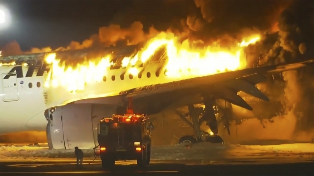 2일 오후 도쿄 하네다공항 활주로에서 일본항공 여객기가 해상보안청 항공기와 충돌한 후 발생한 화재로 화염이 치솟고 있다. AP연합뉴스