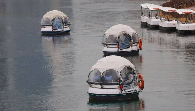 인천 연수구 송도국제도시 센트럴파크에서 지난달 14일 시민들이 보트를 타고 있다. 연합뉴스