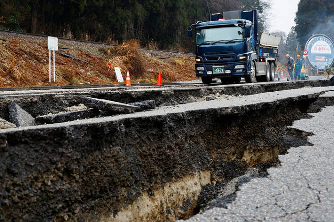 지난 1일 규모 7.6의 강진 피해를 본 일본 이시카와현 아나미즈(穴水)에서 구조대원들이 도로복구에 한창이다. [연합뉴스]