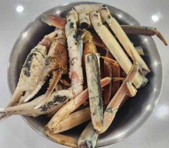 온라인커뮤니티에 올라온 ‘썩은 대게’  모습. [사진 = SNS 캡처]