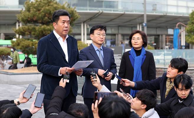 [서울=뉴시스] 권창회 기자 = 강청희 전 의협 부회장(왼쪽)과 권칠승 더불어민주당 수석대변인(가운데)이 3일 서울 종로구 서울대병원에서 이재명 더불어민주당 대표의 피습 관련 치료 경과 상태에 브리핑을 하고 있다. (공동취재) 2024.01.02.