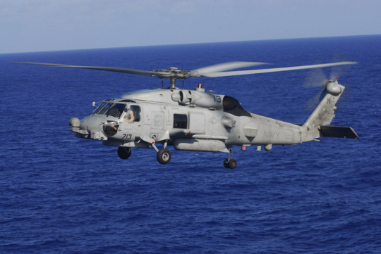 올 상반기 도입될 미국 보잉의 MH-60R 시호크 해상작전헬기. 미국산 경어뢰 MK-54 도입이 지연돼 국산  경어뢰 K735 청상어 탑재 방안 등이 유력하게 검토되고 있다. 보잉 제공