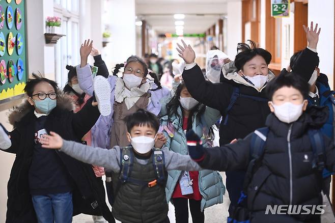 [수원=뉴시스] 김종택 기자 = 겨울방학식이 열린 지난달 29일 오전 경기도 수원시 영통구 신영초등학교에서 학생들이 밝은 표정으로 하교하고 있다. 2022.12.29. jtk@newsis.com