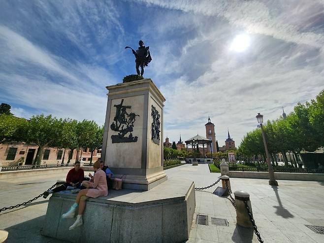 세르반테스 광장에 있는 세르반테스 동상. 필자 제공