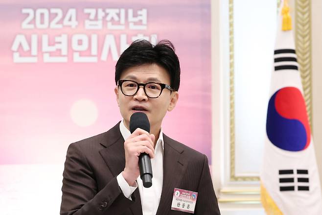 국민의힘 한동훈 비상대책위원장이 3일 청와대 영빈관에서 열린 2024년 신년인사회에서 신년 덕담을 하고 있다. 대통령실통신사진기자단