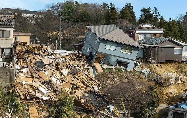 지난 1일 발생한 지진으로 이시카와현 와지마의 한 마을 집들이 완전히 무너졌다. AFP 연합뉴스