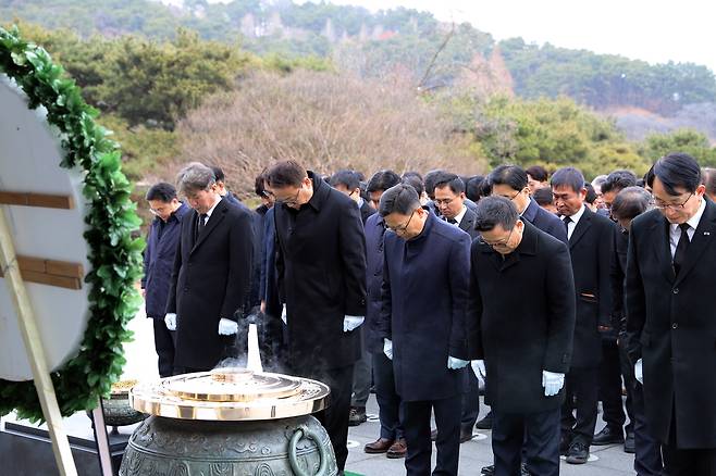 국립서울현충원에서 묵념하는 한화그룹 방산 3사 임직원들 [한화에어로스페이스 제공, 재판매 및 DB 금지]