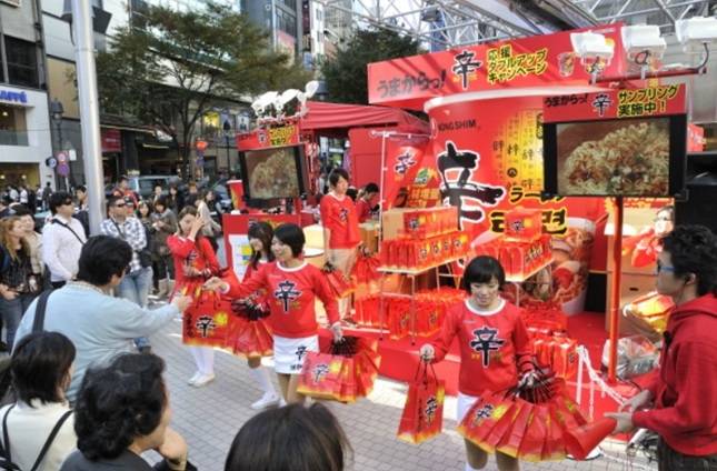 농심이 일본에서 '신라면' 현지 마케팅 행사를 열고 있는 모습 / 사진=농심