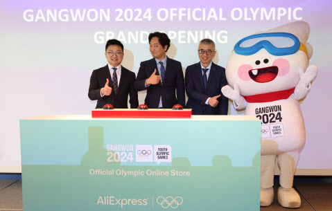 알리익스프레스가 4일 서울 한 호텔에서 연 ‘강원 2024 동계청소년올림픽 라이선스 굿즈 온라인 스토어’ 오프닝 행사.  왼쪽부터 레이 장 알리익스프레스 한국 대표, 임현준 강원 동계청소년올림픽 마케팅팀 팀장, 리온 씨에 알리바바그룹 올림픽 비즈니스 총괄대표(사진=연합뉴스)