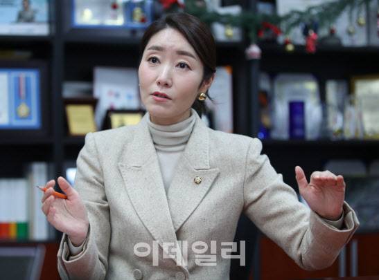 [이데일리 노진환 기자] 강선우 더불어민주당 의원이 29일 서울 여의도 국회 의원회관에서 이데일리와 인터뷰를 하고 있다.