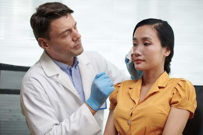 성형외과 의사(전문의)가 되려면, 의사 면허를 받은 후 다시 5년간의 수련과정을 거치고, 국가에서 자격을 인정받아 전문의가 됩니다. 전문의가 되면 '성형외과'를 '전문과목'으로 표시할 수 있다. [사진=게티이미지뱅크]