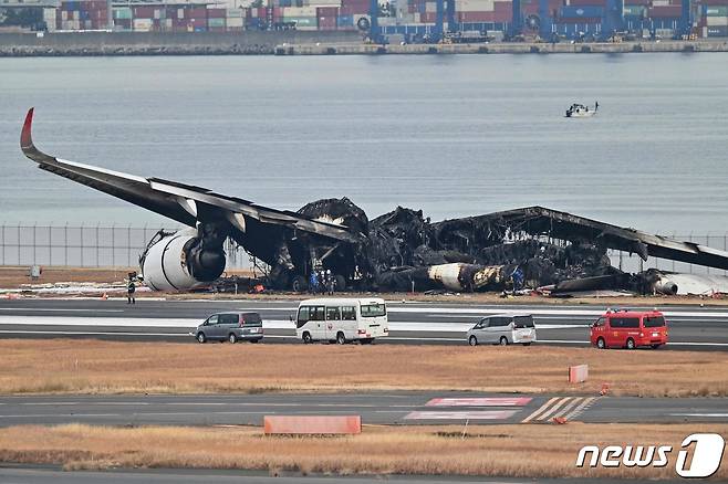 3일 일본 도쿄 하네다 공항에서 일본 해상보안청 항공기와 충돌한 일본항공 여객기가 불에 탄 채 활주로에 남아있다. 2024.01.03 ⓒ AFP=뉴스1 ⓒ News1 정지윤 기자