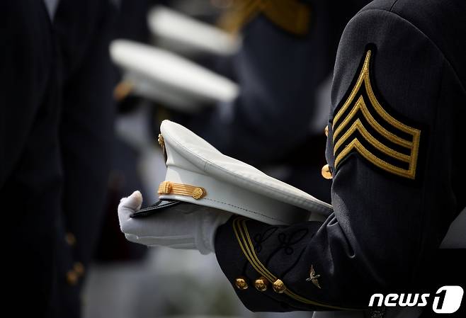 미국 뉴욕주 미 육군사관학교 웨스트포인트 교정에 한 생도가 졸업식에 참석한 모습. 2021.05.22. ⓒ 로이터=뉴스1 ⓒ News1 김민수 기자