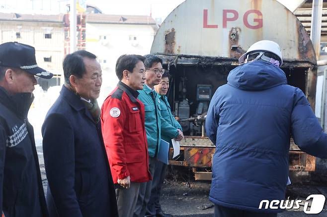 평창 LPG충전소 가스폭발 사고 현장을 방문한 김진태 강원지사.(강원도 제공) 2024.1.4/뉴스1