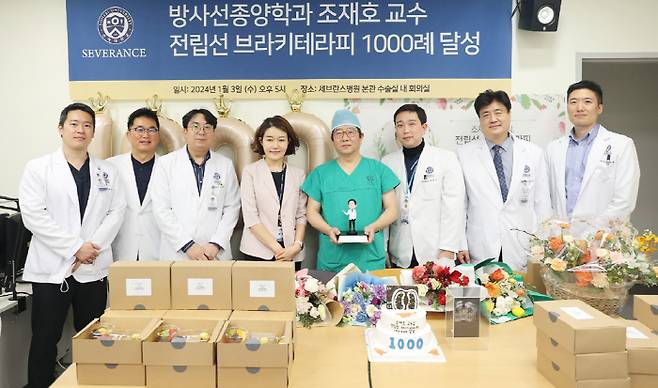 조재호 교수(가운데)가 방사선종양학과 교수진과 기념사진 촬영을 하고 있다.