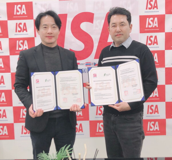 김재환(오른쪽) 서경대학교 스포츠엔테크놀리지학과장과 김황한 ISA 협회장이 업무협약서를 들어보이고 있다.