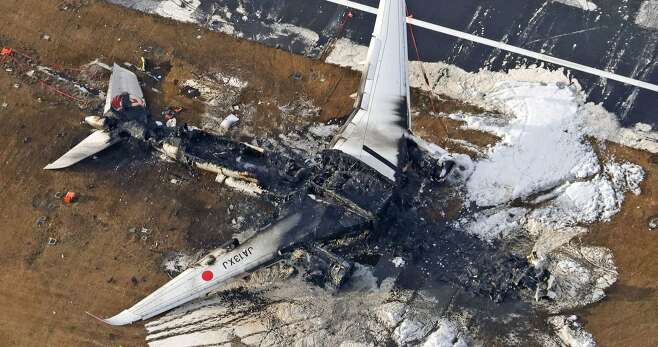 2일 도쿄 하네다공항 활주로 충돌 사고로 화재가 발생한 일본항공(JAL) 516편 여객기의 사고 이튿날 모습. 날개 부분을 제외한 기체가 모두 불에 타 형체를 알아볼 수 없는 상태다. 대형 화재에도 여객기 탑승객 379명은 전원 탈출에 성공해 인명 피해가 발생하지 않았다. 화재 등 긴급 상황 발생 시 90초 안에 승객들을 대피시켜야 한다는 ‘90초 룰’을 모범적으로 준수한 사례라는 평가가 나온다./로이터 뉴스1