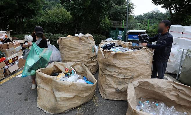서울 시내 한 아파트 단지 내 분리수거장에서 시민들이 재활용 쓰레기를 배출하고 있다. /뉴스1