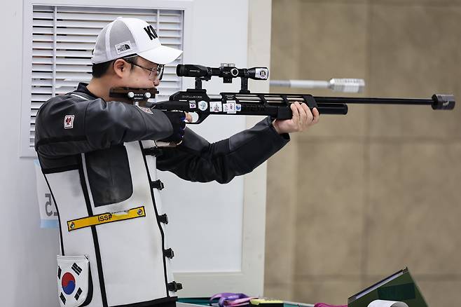 26일 중국 항저우 푸양 인후 스포츠센터에서 열린 2022 항저우 아시안게임 사격 남자 10m 러닝타깃 혼합 경기를 펼치고 있다./뉴스1