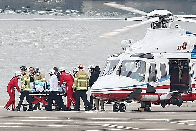 부산에서 흉기 습격을 당한 이재명 더불어민주당 대표가 2일 오후 서울 동작구 노들섬에 헬기를 통해 도착해 서울대병원으로 이송되고 있다. /뉴스1