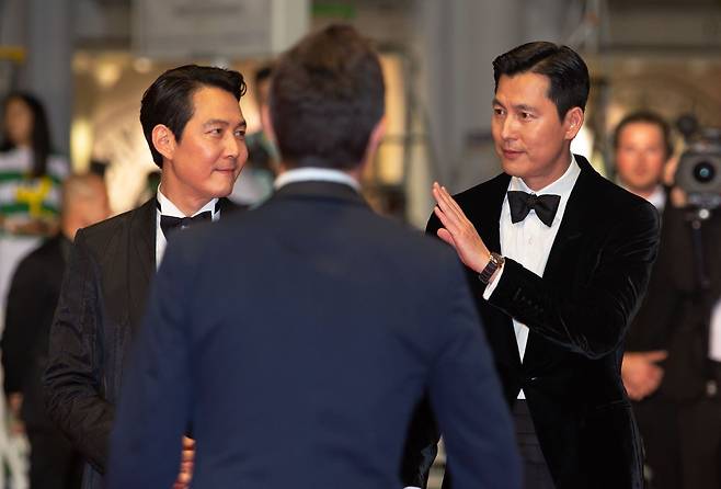 이정재 감독과 배우 정우성이 19일 밤(현지 시각) 프랑스 남부 칸 ‘팔레 데 페스티발(Palais des Festivals)에서 열린 제75회 칸 국제영화제 비경쟁 부문 미드나이트 스크리닝에 초청된 영화 ‘헌트’ 시사회를 위해 레드 카펫을 지나고 있다./뉴스1