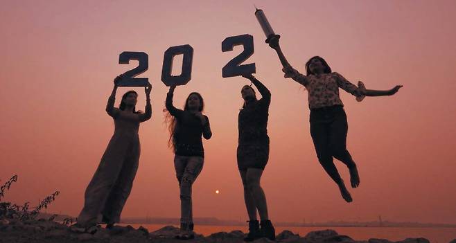 새해에는 코로나 사라졌으면 - 지난 30일(현지 시각) 인도의 보팔 지방에서 네 여성이 2021년 새해를 축하하는 의미로 숫자 모형과 주사기로 ‘2021’을 만들어 치켜들고 있다. 숫자 ‘1’을 주사기로 표현한 것은 코로나 퇴치를 기원하는 마음을 담은 것이다. /EPA 연합뉴스