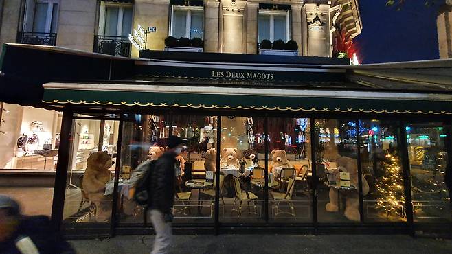 파리의 유서 깊은 카페 '레 두 마고'에 비치된 대형 곰 인형들./파리=손진석 특파원