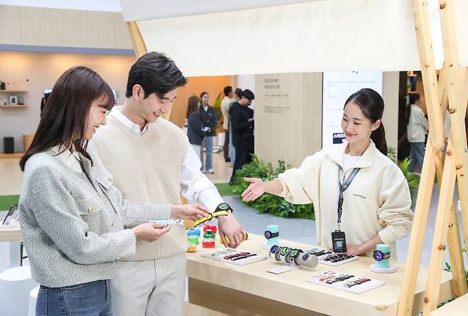 'KES 2023' 삼성전자관의 스마트 파크에서 관람객들이 다양한 스트랩으로 '갤럭시 워치6'를 꾸미고 있다. 사진=연합뉴스