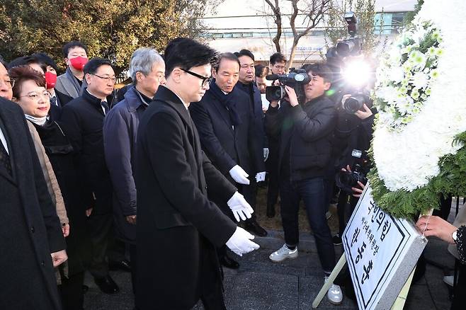 한동훈 국민의힘 비상대책위원장이 4일 오전 광주광역시 북구 광주제일고 광주학생독립운동기념탑을 찾아 참배하고 있다. 김봉규 선임기자