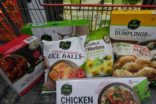 12월 20일 미국 LA 교외의 한 코스트코 매장에서 판매되고 있는 비비고 냉동 제품들을 카트에 담아봤다.치킨 라이스볼, 비비고 왕교자, 스팀 덤플링, 미니 완탕,양념치킨, 김치치즈 주먹밥, 햇반 등 총 7종의 제품이 판매되고 있다. 박소영 기자