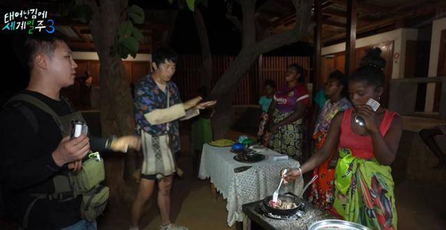 마다가스카르로 간 기안84(왼쪽 두 번째)와 빠니보틀(첫 번째)이 현지 주민들이 만든 음식을 사기 위해 대화하고 있다. MBC '태어난 김에 세계일주3' 영상 캡처