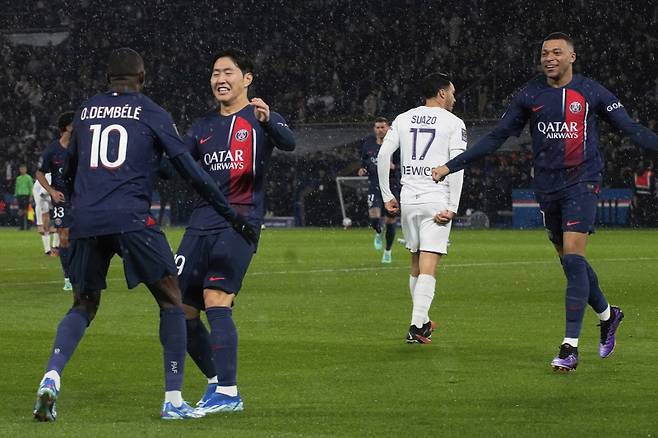파리 생제르맹(PSG) 이강인이 4일 툴루즈와의 트로페 데 샹피옹에서 선제골을 터뜨린 뒤 기뻐하고 있다. AP=연합뉴스
