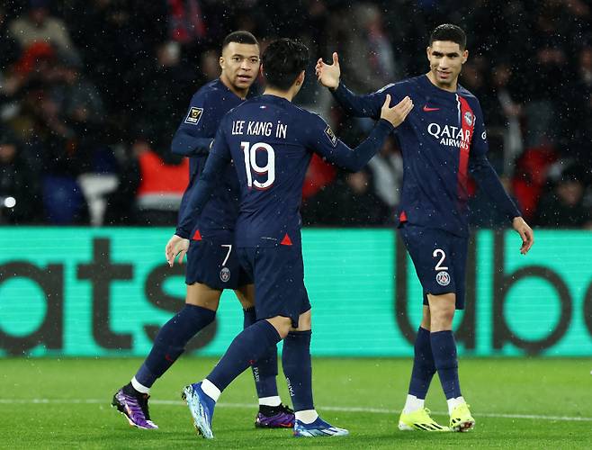 파리 생제르맹(PSG) 이강인이 4일 툴루즈와의 트로페 데 샹피옹에서 골을 넣은 뒤 동료들의 축하를 받고 있다. 로이터=연합뉴스