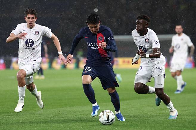 파리 생제르맹(PSG) 이강인이 4일 툴루즈와의 트로페 데 샹피옹에서 드리블을 하고 있다. AFP=연합뉴스