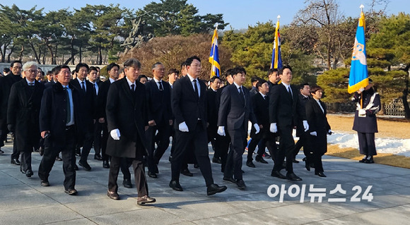 이준석(가운데) 전 국민의힘 대표가 지난 1일 오전 서울 동작구 국립서울현충원을 찾아 참배를 마친 뒤 이동하고 있다. 2024.01.01. [사진=김보선 기자]