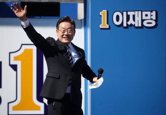 지난 2022년 대선에서 이재명 더불어민주당 대선 후보는 가장 적은 득표율 차이로 낙선했다. 지난 2022년 2월 창원 유세 모습 뉴스1