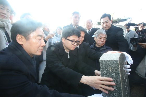 한동훈 국민의힘 비상대책위원장이 4일 오전 광주 북구 국립5·18민주묘지에서 무명열사 묘를 살펴보고 있다. [연합뉴스]