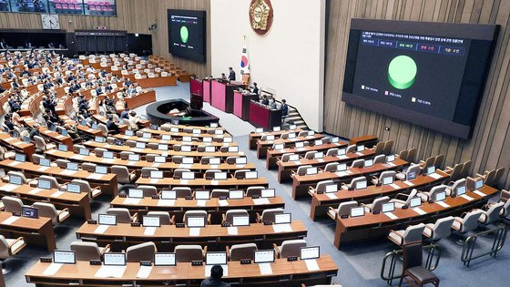 지난달 28일 국회 본회의에서 김건희 여사의 도이치모터스 주가조작 의혹 진상규명을 위한 특별검사 임명 등에 관한 법률안이 국민의힘 의원들이 집단 퇴장한 가운데 재석 180, 찬성 180으로 통과되고 있다. 김성룡 기자