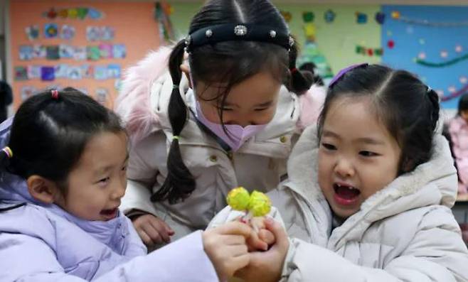 Preliminary elementary school students play with candy during a pre-freshman convocation at Songsoo Elementary School in Haeundae, Busan, on Wednesday. Yonhap News Agency