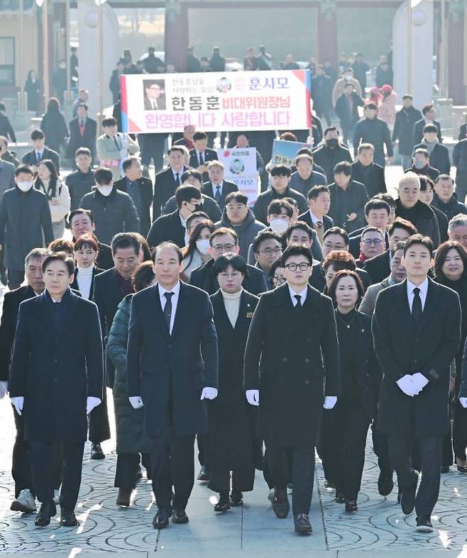 한동훈 국민의힘 비상대책위원장이 4일 광주 북구 국립5·18민주묘지에 들어서고 있다. 연합뉴스