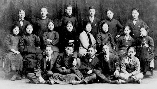 1921년 겨울 상하이의 한국유학생 모임인 화동학생연합회에서 찍은 것으로 추정되는 사진. 맨앞줄의 가운데가 박헌영이고   가운데줄 오른쪽 끝이 박헌영의 부인 주세죽, 그 옆이 앨리스 현으로 추정된다. 맨 앞줄 오른쪽 끝 소년은 앨리스 현의 동생 피터 현이다.                 출판사 돌베개의  ‘현앨리스와 그의 시대’